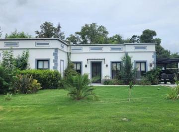Casa · 200m² · 3 Dormitorios · Casa en Venta Sobre 2800 m² - Santa Catalina - Open Door - Lni 941
