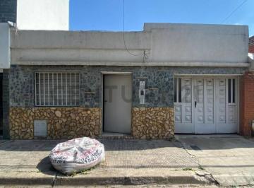 Casa · 120m² · 3 Ambientes · 1 Cochera · Venta de Casa de Frente con Dos Dorm. en Barrio Ludueña