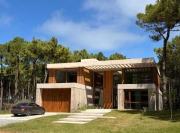 Casa · 373m² · 7 Ambientes · 2 Cocheras · Casa en La Mejor Zona de Pinamar Norte