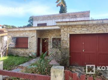 Casa · 400m² · 5 Ambientes · 1 Cochera · Chalet a 3 Cuadras de La Playa. Lote de 10x40. 5 Ambientes. Cochera y Jardin.