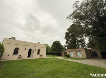 Casa · 250m² · 4 Ambientes · 2 Cocheras · Casa en Venta - 3 Dorm. 3 Baños - 2.100 m² - Villa Elisa