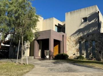 Casa · 278m² · 4 Dormitorios · 2 Cocheras · Casa en Venta Barrio San Matias