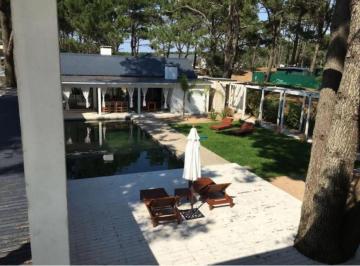 Casa · 220m² · 7 Ambientes · 2 Cocheras · Preciosa Casa Veraniega en Pinar del Faro