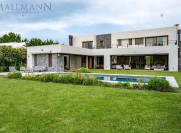 Casa · 477m² · 10 Ambientes · 1 Cochera · Venta Casa 5 Dorm. en El Tonó, Pilará