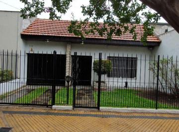 Casa de 6 ambientes, Lomas de Zamora · Casa en Muy Buena Ubicación - Garage y Fondo Libre