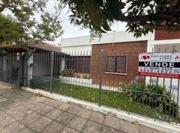 Casa de 3 ambientes, Quilmes · Casa Muy Luminosa, con Jardín Al Frente