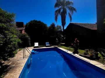 Casa · 438m² · 5 Dormitorios · 4 Cocheras · Gran Propiedad en Venta! Casa + Departamento en B° Granja de Funes