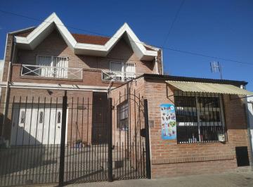 Casa de 4 ambientes, Lanús · Chalet en Dos Plantas con Local Comercial, Cochera y Fondo Libre