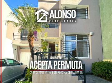 Casa · 230m² · 5 Ambientes · 3 Cocheras · Casa 5 Ambientes con Piscina en Venta en Lanús