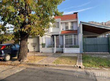 Casa · 220m² · 4 Ambientes · 1 Cochera · Casa de 4 Ambientes en Venta en Wilde