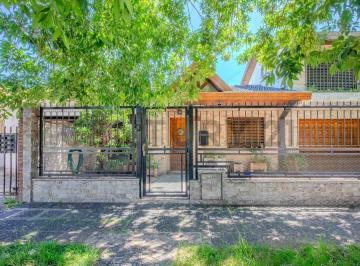 Casa · 164m² · 4 Ambientes · 1 Cochera · Venta Chalet en Barrio Marina, Villa Luzuriaga, San Justo - Acepta Permuta
