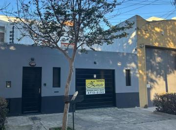 Casa · 266m² · 4 Ambientes · 4 Cocheras · Excelente Casa Lote Propio - Adaptable Multifamiliar