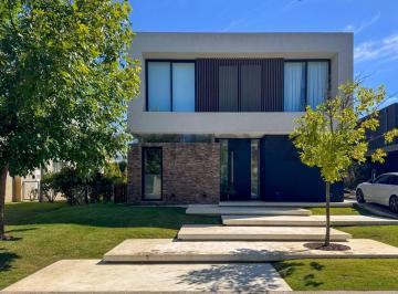Casa · 190m² · 5 Ambientes · 4 Cocheras · Casa Moderna en Venta en Castaños Nordelta Tigre en Lote Interno