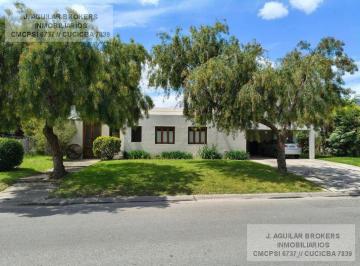 Casa · 200m² · 5 Ambientes · 4 Cocheras · Venta Casa 5 Ambientes en Barrio Cerrado, Buenos Aires Village.