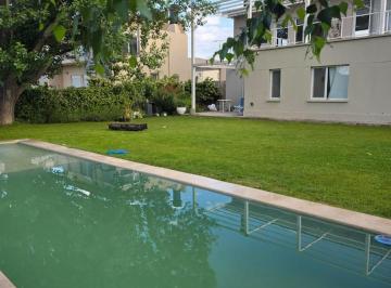 Casa · 600m² · 6 Ambientes · 2 Cocheras · Casa en Barrio La Peregrina