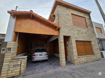Casa · 195m² · 4 Ambientes · 1 Cochera · Casa en Villa Sarmiento
