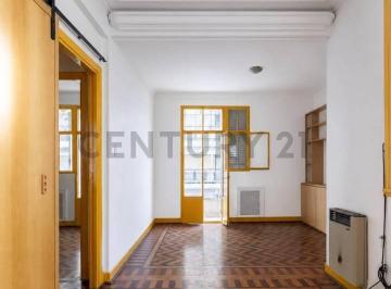 Departamento · 75m² · 3 Ambientes · Venta Piso Tres Ambientes C/ Dependencia de Servicio y Balcon Corrido - Chile y Av Entre Rios