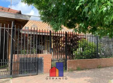 Casa · 90m² · 6 Ambientes · 1 Cochera · Gran Propiedad Multifamiliar con Galpón, Quincho y Vivienda Adicional - Excelente Oportunidad