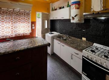 PH · 65m² · 3 Ambientes · 1 Cochera · Oportunidad! PH Al Frente a Reciclar con Patio, Parrilla y Cochera
