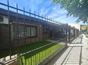 Casa · 130m² · 3 Ambientes · 4 Cocheras · Casa en Venta en Martinez 3 Ambientes 2 Baños