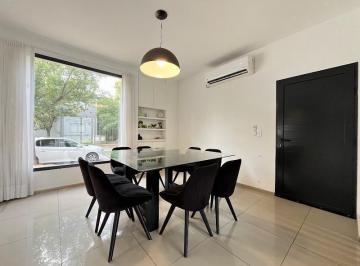 Casa · 190m² · 5 Ambientes · 2 Cocheras · Casa en Venta de 3 Dorm. en Claros del Bosque con Pileta