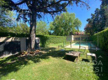Casa · 255m² · 6 Ambientes · 1 Cochera · Casa - Adrogue