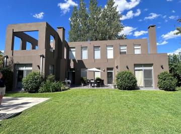 Casa de 5 ambientes, Pilar · Casa a La Venta en St Matthews, Pilar. Moderna, 3 Dorm., Dependencia de Servicio, Piscina