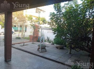 Casa · 190m² · 3 Ambientes · 1 Cochera · Casa 3 Ambientes con Patio y Cochera en Venta Bernal Oeste