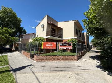 Casa · 151m² · 4 Ambientes · 2 Cocheras · Casa en Esquina 3 Dorm., Garaje Doble, Quincho y Terraza – Excelente Estado en Lomas de Zamora