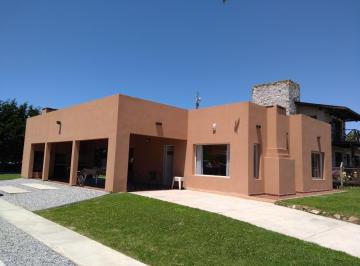 Casa · 116m² · 2 Dormitorios · 3 Cocheras · Venta de Casa de Tres Ambientes en Mar Chiquita