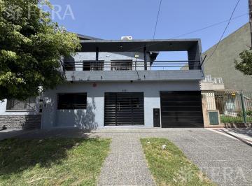 Casa · 215m² · 5 Ambientes · 1 Cochera · Venta Casa 5 Ambientes con Cochera y Quincho en Wilde