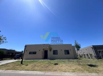 Casa · 103m² · 4 Ambientes · 1 Cochera · Casa Construccion Tradicional en Lote Interno - San Ramon Pilar del Este