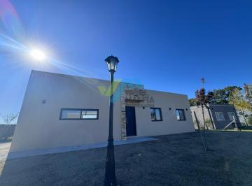 Casa · 103m² · 4 Ambientes · 1 Cochera · Venta de Casa Construccion Tradicional en Lote Interno - San Ramon Pilar del Este