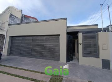 Casa · 300m² · 4 Ambientes · 2 Cocheras · Casa en Alquiler Tres Cerritos