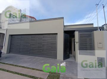 Casa · 300m² · 4 Ambientes · 2 Cocheras · Casa en Alquiler Tres Cerritos