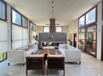 Casa · 1200m² · 6 Ambientes · 5 Cocheras · Barrio Estancias de Pilar - Casa 4 Dorm. en Suite - Golf - Hipico - Colegio - Club House