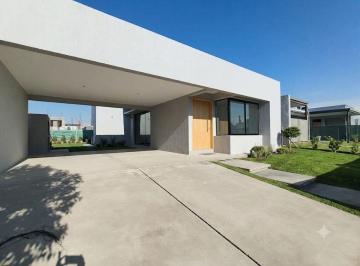 Casa de 4 ambientes, Rodeo de la Cruz · Casa en Venta C/ Cochera en Rodeo de La Cruz
