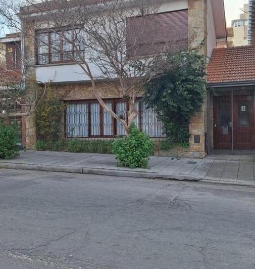 Casa · 165m² · 5 Ambientes · 2 Cocheras