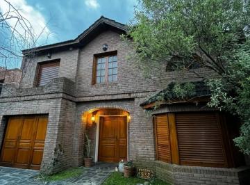 Casa de 8 ambientes, Moreno · Casa en Venta en Moreno Centro - con Pileta y Parque