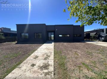 Casa · 160m² · 4 Ambientes · Casa a La Venta en Una Planta Lote Interno Espejo de Agua