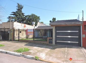 Casa · 200m² · 4 Ambientes · 2 Cocheras · Casa Lote Propio con Jardin