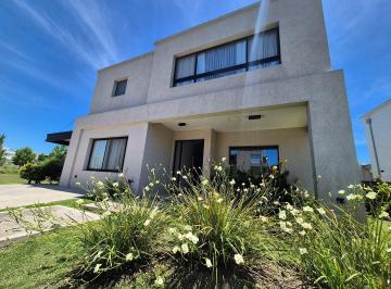 Casa · 235m² · 5 Ambientes · 2 Cocheras · Casa en Venta en Castaños, Nordelta, Tigre
