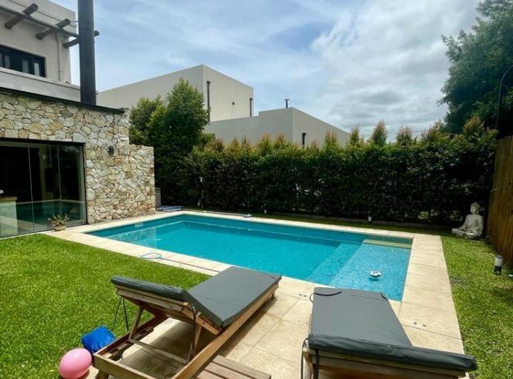 Casa · 222m² · 6 Ambientes · 1 Cochera