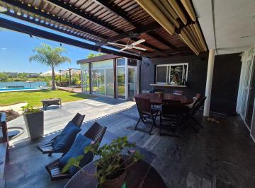 Casa · 246m² · 8 Ambientes · 1 Cochera · Casa en Venta en San Benito, Villanueva, Tigre