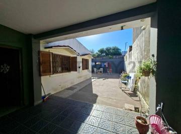 Casa · 84m² · 5 Ambientes · 1 Cochera · Casa Amplia de 4 Dorm. - Cochera Doble - Patio con Parrillero