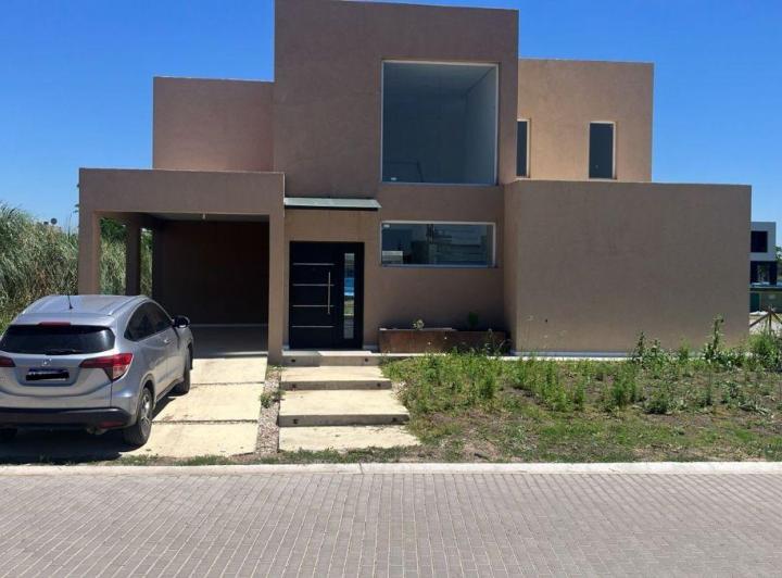 Casa · 239m² · 4 Ambientes · 2 Cocheras