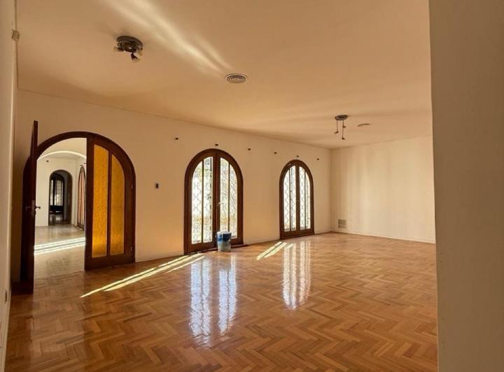 Casa · 270m² · 6 Ambientes · 1 Cochera
