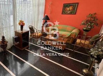Casa · 190m² · 7 Ambientes · 1 Cochera · Casa de Categoría en B° Sur