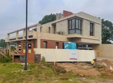 Casa · 213m² · 5 Ambientes · Venta Casa 5 Amb con Parque y Pileta - Rumenco Joven