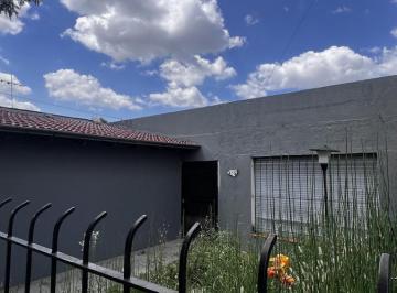 Casa · 255m² · 3 Ambientes · 1 Cochera · Casa con Patio con Segunda Vivienda Independiente